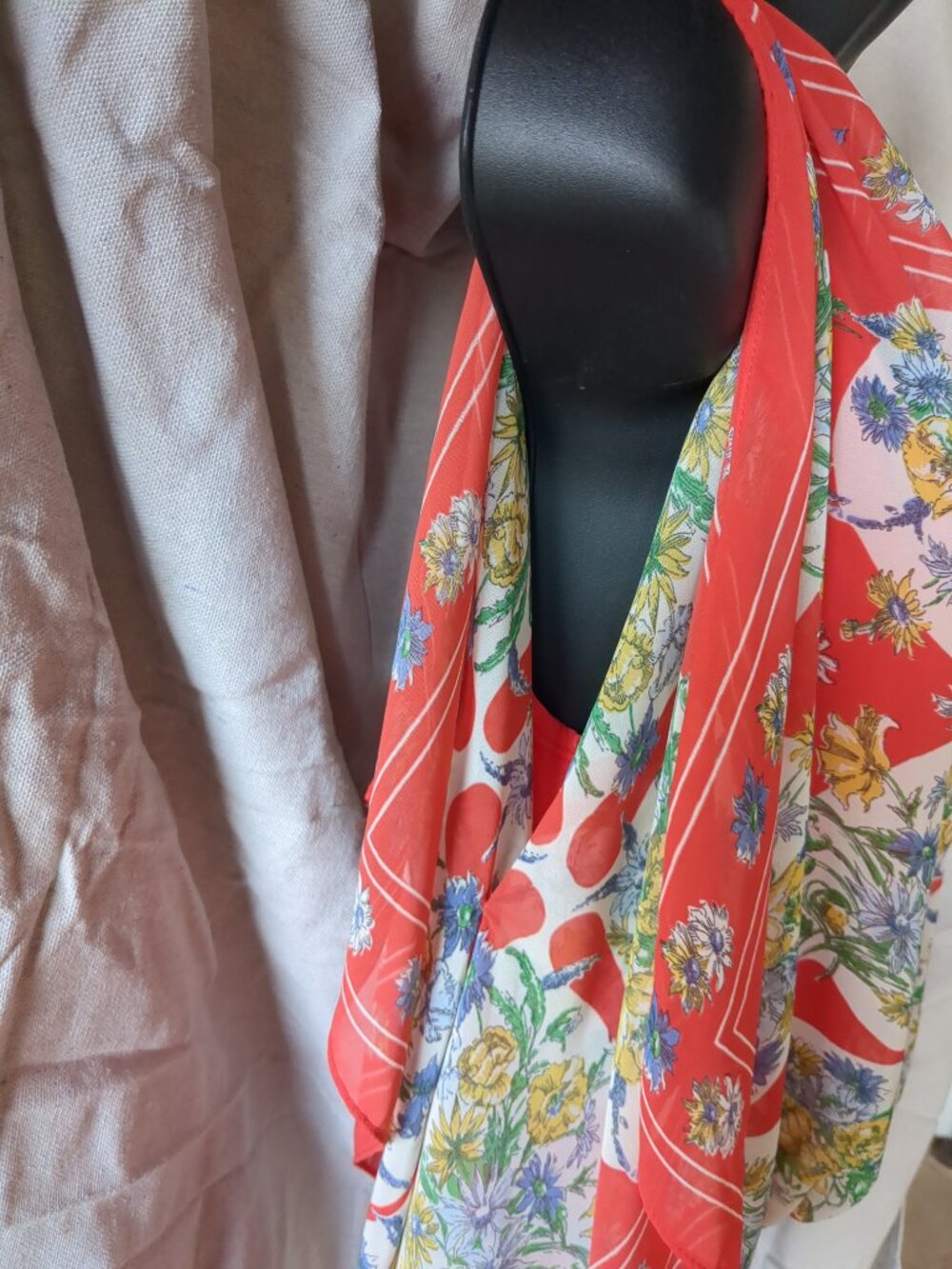 Med Flowered Blouse / Top with Split Sleeves  / Peek a Boo - Picture 3 of 14